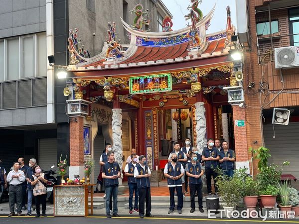 ▲台南市五帝廟重修發起人洪黃玉女士6月4日辭世，佛頭港崇福宮、八吉境五帝廟17日設路祭，在現代喪禮告別式都在殯儀舘舉行的今天，廟宇路祭十分罕見。（圖／謝奇峰提供，下同）