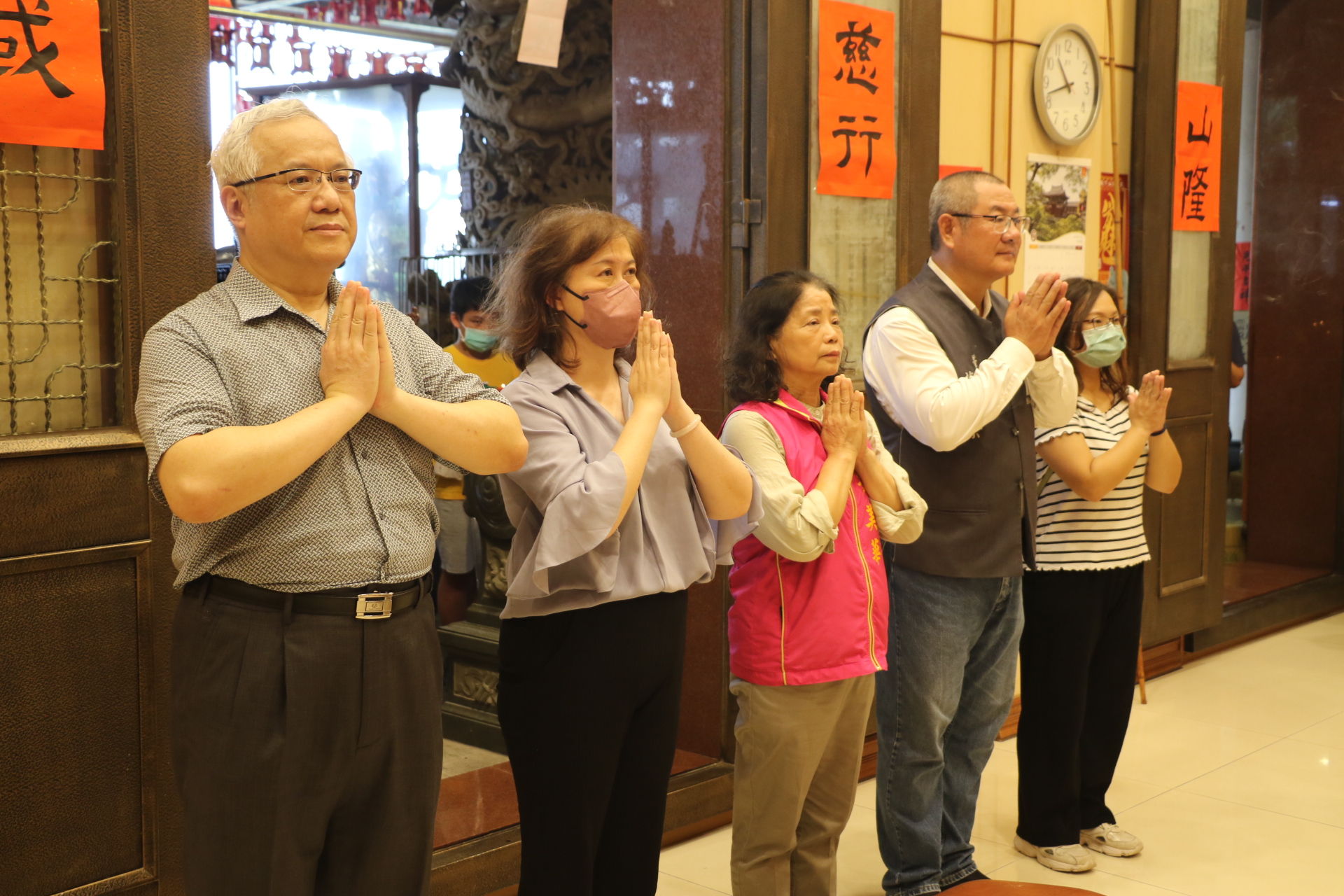 ▲新北深坑慈誠寺端節祈福 響應愛心大平台贈物資助弱勢。（圖／新北市社會局提供）