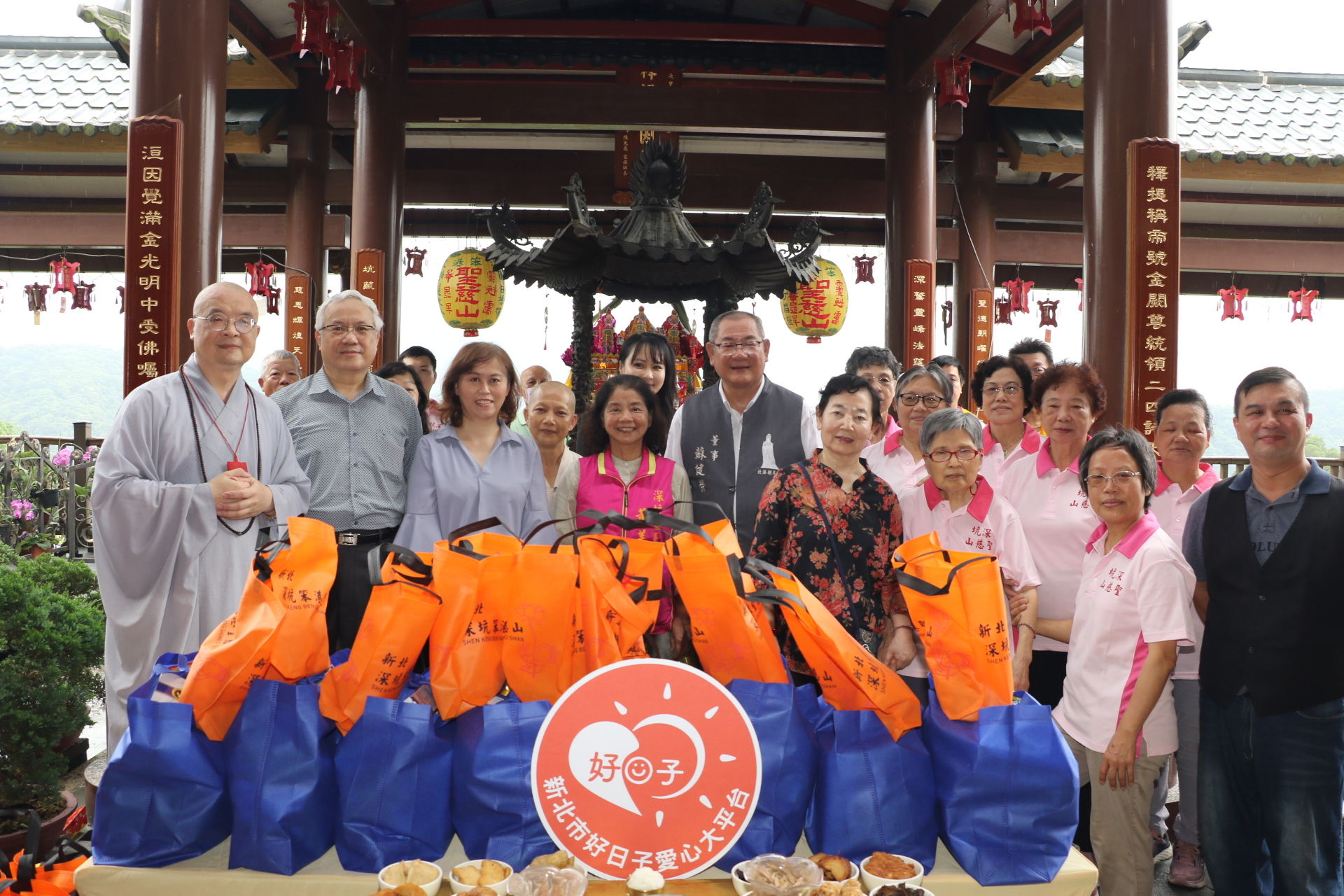 ▲新北深坑慈誠寺端節祈福 響應愛心大平台贈物資助弱勢。（圖／新北市社會局提供）