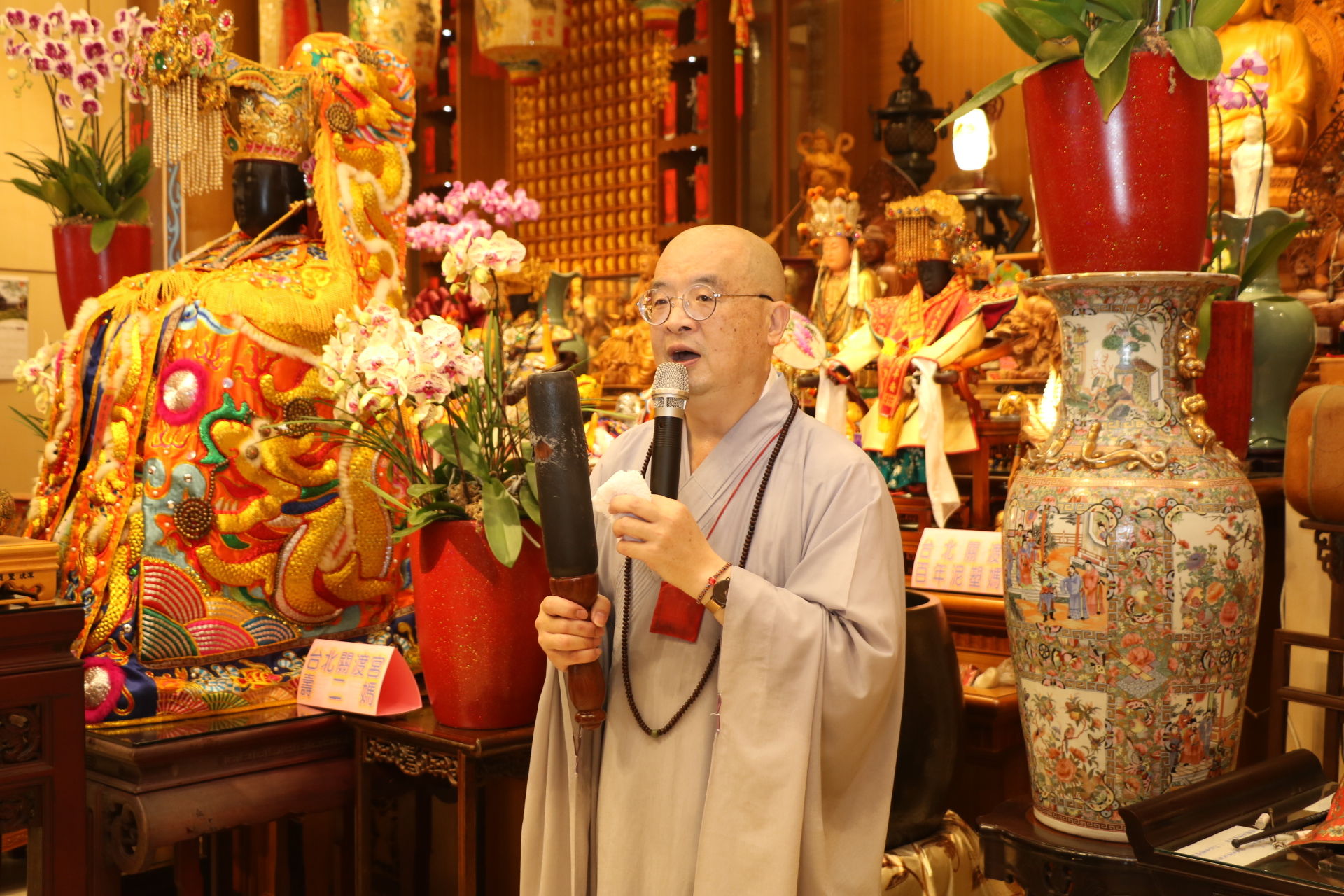 ▲新北深坑慈誠寺端節祈福 響應愛心大平台贈物資助弱勢。（圖／新北市社會局提供）