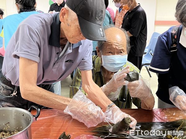 ▲榮家長者們親手包粽回憶滿滿。（圖／記者楊漢聲翻攝）