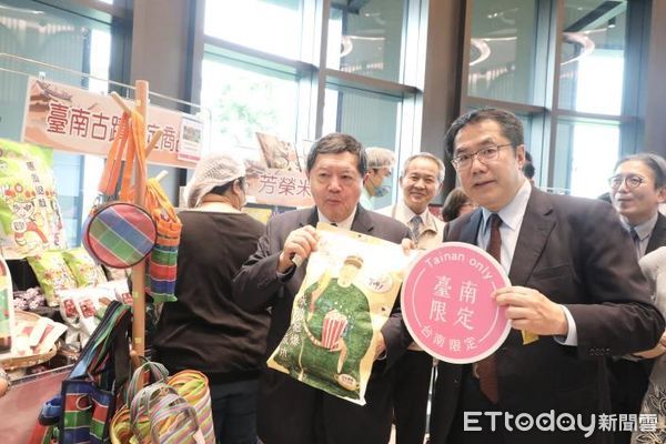 ▲「台南400豐盛之城優質物產展」，由台南市長黃偉哲、遠東集團董事長徐旭東、遠東百貨總經理徐雪芳等人，一同啟動具台南歷史風情的砲台，宣告物產展正式開展。（圖／記者林悅翻攝，下同）