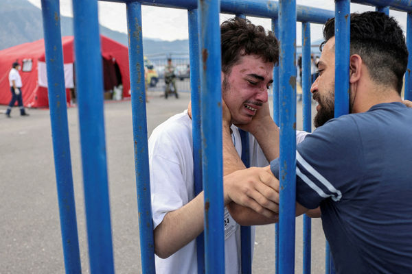 ▲▼希臘移民船沉沒意外中，18歲的敘利亞倖存者穆罕默德（Mohammad）在卡拉馬塔港（Kalamata）與從荷蘭來接他的兄弟重逢時落淚。（圖／路透）