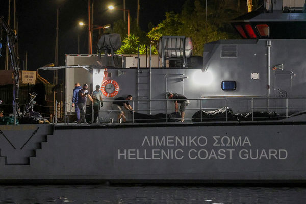 ▲▼希臘海岸警衛隊6月14日於卡拉馬塔港，工作人員正在搬運移民船沉沒意外中罹難的死者遺體。（圖／路透）