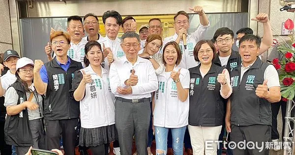 ▲台灣民眾黨黨主席柯文哲今天率民眾黨桃園市黨部幹部與發言人等人到蘆竹區五福宮參香，會後為幹部等人加油打氣。（圖／記者沈繼昌翻攝）