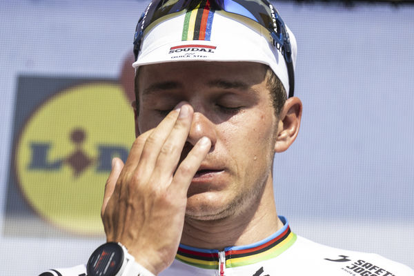 ▲▼世界冠軍車手埃文內普爾向喪生的瑞士車手梅德致敬。（圖／達志影像／美聯社）