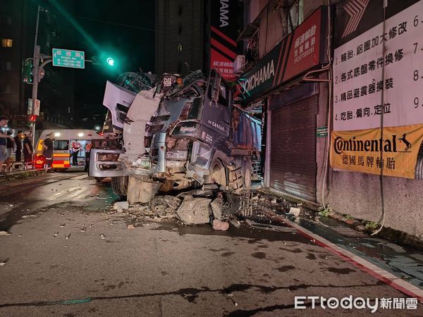 ▲▼信義區貨車撞民宅。（圖／記者黃彥傑翻攝）