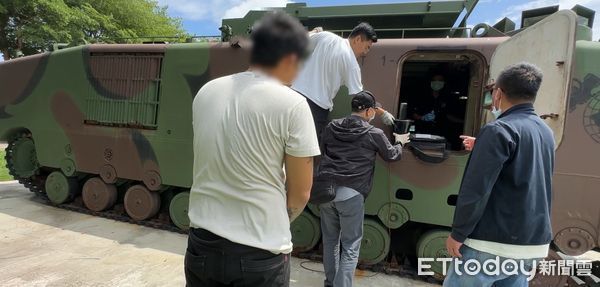 ▲▼謝嫌除了竊取掃雷車的「大鋼牙」變賣，他發現掃雷車側邊的車籍編號與自家的車號相似，就異想天開當成自己的秘密基地，還把一些個人物品搬進車內、安裝天線，讓查緝的警方哭笑不得。（圖／記者蔡文淵翻攝）