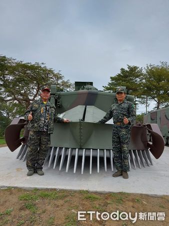 ▲▼苗栗縣議會後方「貓裏喵親子公園」陳列的海軍陸戰隊退役工兵掃雷車前方犁形掃雷器共有26支大鋼牙，有24支被偷走，只剩2支撐在地上。（圖／記者蔡文淵翻攝）