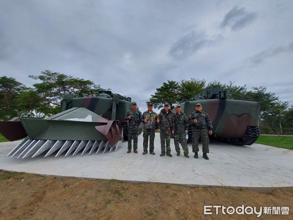 ▲▼苗栗縣議會後方的「貓裏喵親子公園」內，陳展著海軍陸戰隊除役的LVTP5-E1登陸工兵車(左)及LVTP5-R1登陸救濟車(右)，成為地方觀光的一項特色。（圖／記者蔡文淵翻攝）