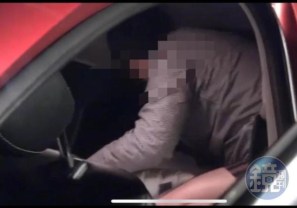 人夫在阿里山停車場抓包J男與妻子同睡車內，J男的下半身僅穿著一條內褲。（讀者提供）