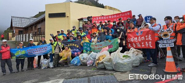 ▲▼太管處聯合淨山活動，近百餘人穿梭在合歡山區，清出85公斤垃圾。（圖／太管處提供，下同）