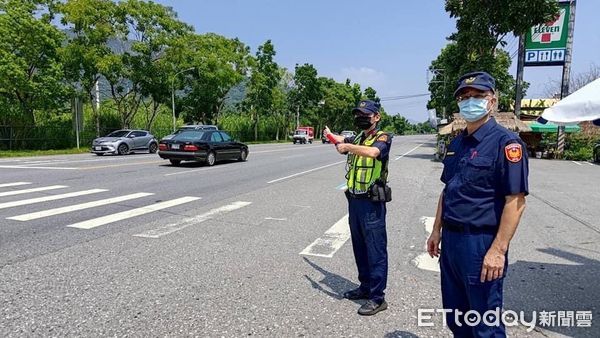 ▲▼花蓮各警分局規劃在重要幹道、易壅塞路段、各觀光景點等，編排交通崗彈性執行交通疏導工作。（圖／花蓮縣警察局提供，下同）