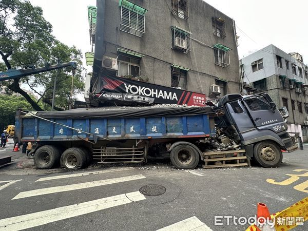 ▲▼砂石車撞台北市信義區松德路120號民宅，副市長李四川受訪。（圖／記者袁茵攝）