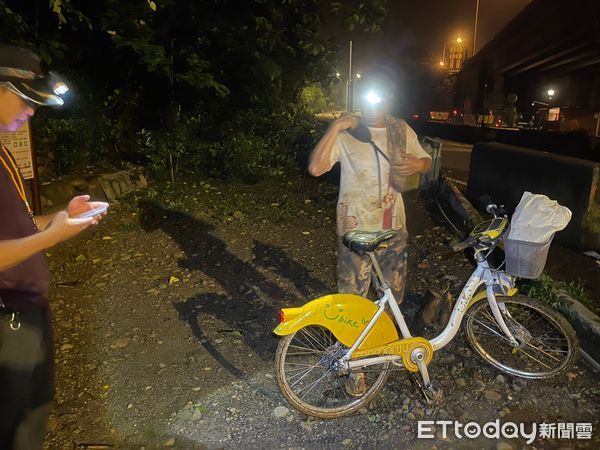 ▲▼王姓男子從台中沙鹿騎ubike到苗栗三義爬火炎山，晚間卻在山區迷路，由消防隊員上山引導協助脫困。（圖／記者蔡文淵翻攝）