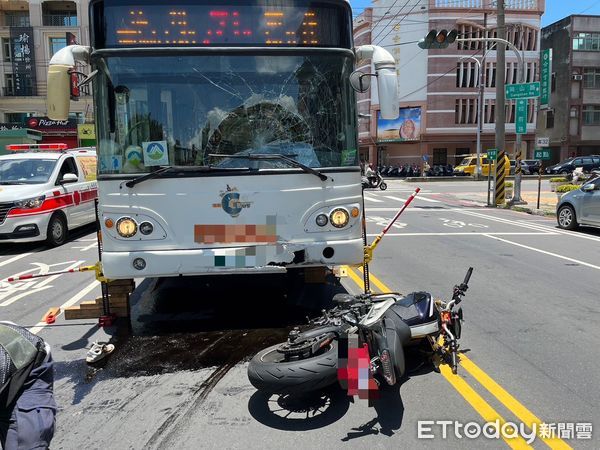 ▲▼重機與公車發聲碰撞，騎士連人帶車卡在公車底盤下。（圖／記者吳世龍翻攝）