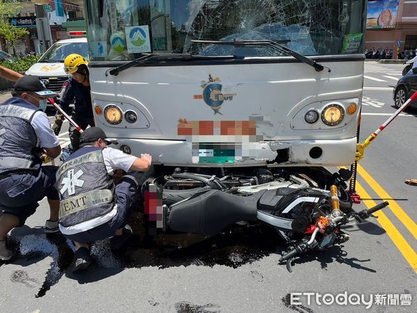 ▲▼重機與公車發聲碰撞，騎士連人帶車卡在公車底盤下。（圖／記者吳世龍翻攝）