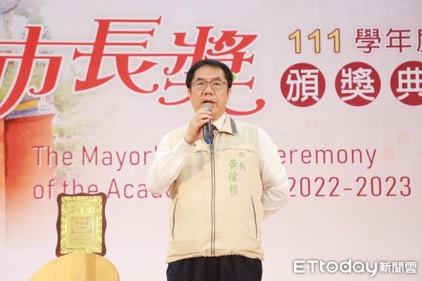 ▲111學年度市長獎頒獎典禮第1場次，18日上午在新民國小活動中心舉行，台南市長黃偉哲親臨頒獎並全力配合學生擺拍，讓學生留下美好回憶。（圖／記者林悅翻攝，下同）