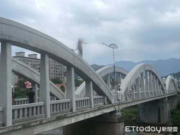 ▲三峽一名女子神情傷心走上舊拱橋，遊客見狀驚嚇報警。（圖／記者陸運陞翻攝）