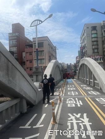 ▲三峽一名女子神情傷心走上舊拱橋，遊客見狀驚嚇報警。（圖／記者陸運陞翻攝）