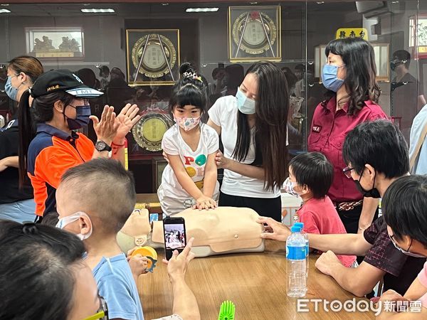 ▲台南市鹽水區親子悠遊館親子團，至台南市消防局一大隊鹽水消防分隊參觀，並體驗「我是小小消防員」等活動。（圖／記者林悅翻攝，下同）