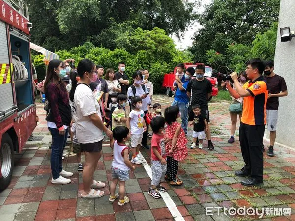 ▲台南市鹽水區親子悠遊館親子團，至台南市消防局一大隊鹽水消防分隊參觀，並體驗「我是小小消防員」等活動。（圖／記者林悅翻攝，下同）