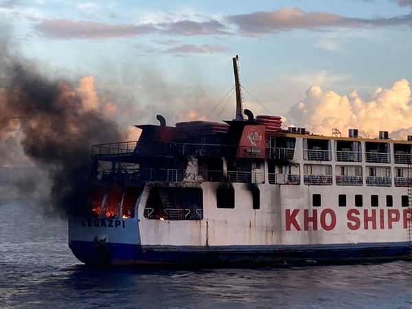 ▲▼菲律賓渡輪「希望之星號」（M/V Esperanza Star）18日在海上起火燃燒。（圖／路透）