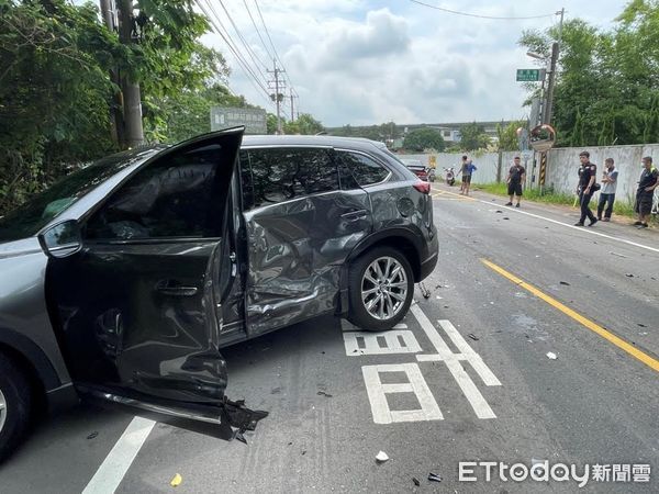 ▲▼黑色休旅車高速踫撞白車後再撞對向車道白車，也被撞凹了。（圖／平鎮警分局提供）