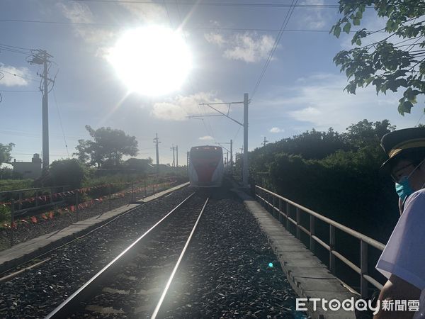 ▲▼平交道旁釣魚男觸電倒地。（圖／記者陳崑福翻攝）