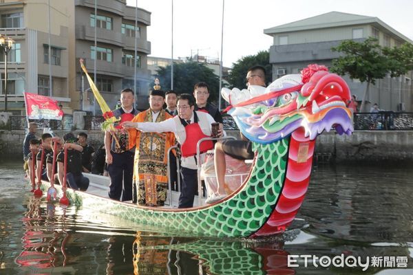 ▲2023年台南國際龍舟錦標賽18日傍晚舉辦祭江儀式及開幕典禮，由市長黃偉哲乘龍舟祭江，祈求賽事活動圓滿順利，並特別聘請知名火舞表演團體演出。（圖／記者林悅翻攝，下同）