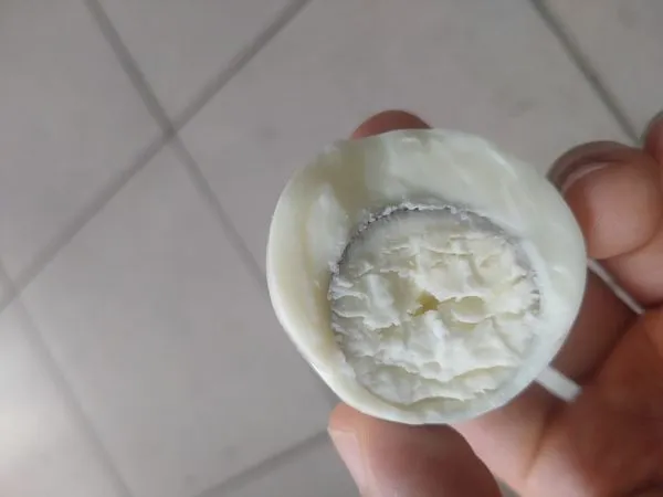 ▲▼水煮蛋咬一口見「白色蛋黃」超驚訝 專家解答了。（圖／翻攝自爆廢公社二館）