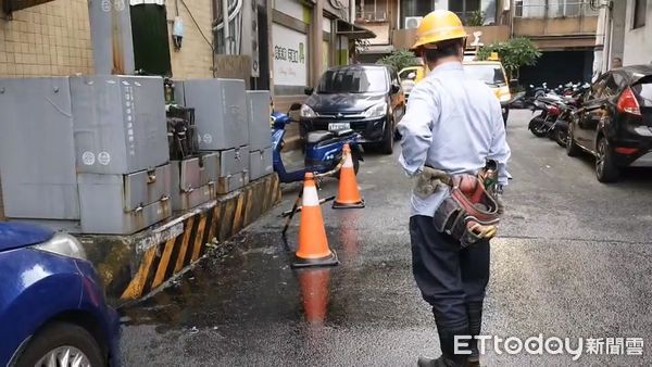 ▲▼基隆變電箱噴油             。（圖／記者郭世賢翻攝）