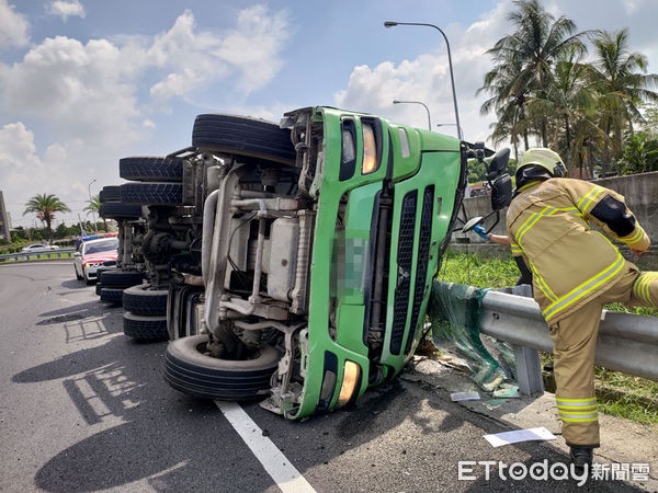 ▲台南市新營區新營交流道南下復興路匣道，19日上午發生1部水泥車翻覆，消防人員到場發現該名貨車駕駛受困車內，經檢查駕駛無意識，正搶救中。（圖／民眾提供，下同）