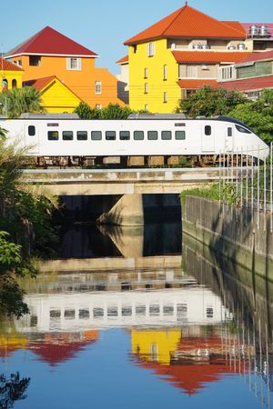 ▲攝影師徐世超拍攝火車與彩虹屋美景。（圖／攝影大師徐世超提供）