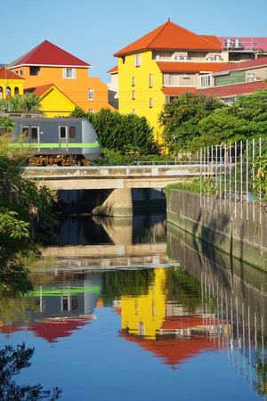 ▲攝影師徐世超拍攝火車與彩虹屋美景。（圖／攝影大師徐世超提供）