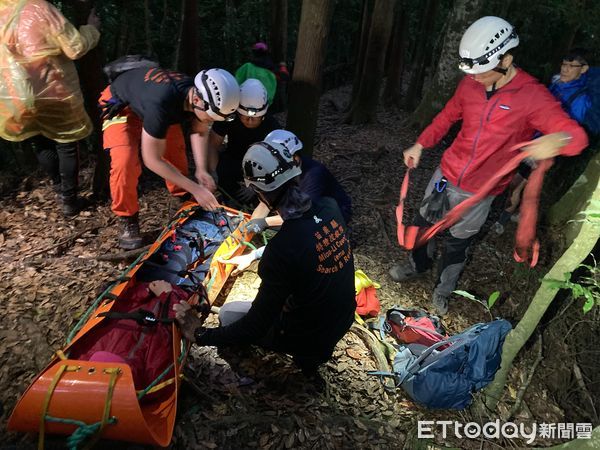 ▲▼50歲蔡姓女山友攀登苗栗縣南庄鄉加里山滑跌，左腳脫臼變形，警、義消10人救援下山送醫。（圖／記者蔡文淵翻攝）