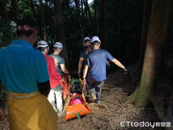 ▲▼50歲蔡姓女山友攀登苗栗縣南庄鄉加里山滑跌，左腳脫臼變形，警、義消10人救援下山送醫。（圖／記者蔡文淵翻攝）