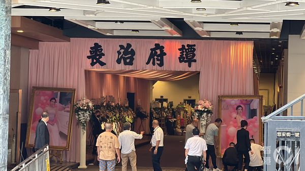 ▲香港分屍案名媛蔡天鳳出殯，靈堂以粉色系為主基調並擺放巨幅沙龍照。（圖／香港01）