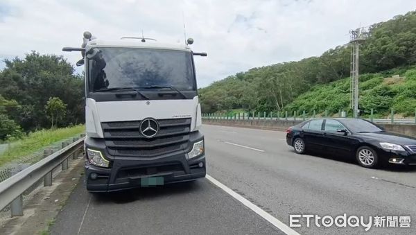 ▲國3北上聯結車撞緩撞車，工人1死1命危，家屬見屍崩潰。（圖／記者蔡文淵翻攝，下同）