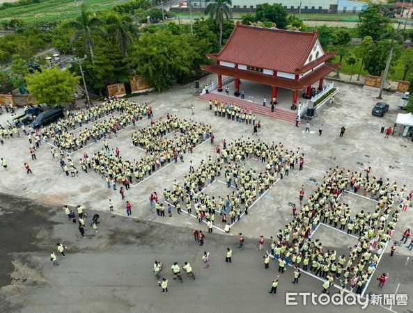 ▲台南學甲慈濟宮，紀念保生大帝飛昇得道988周年全民健走活動，信眾排成0988大字，場面浩大。（圖／記者林悅翻攝，下同）