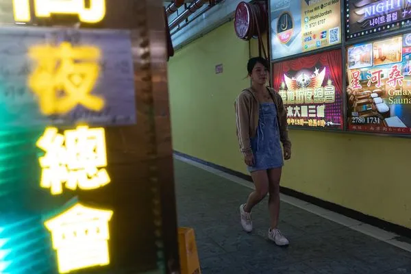 ▲酒店媽媽桑變棚架工。（圖／香港01）