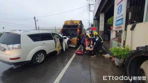 ▲自小客車追撞公環保車，車頭變形             。（圖／民眾提供，下同）