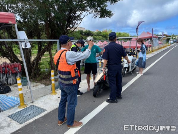 ▲屏東監理站會同東港警方小琉球取締交通違規             。（圖／記者陳崑福翻攝）