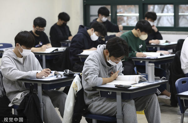 ▲▼南韓高中考生在去年的修能考試前，在教室專心自習等待，近年考題難易度被認為偏難。（圖／CFP）