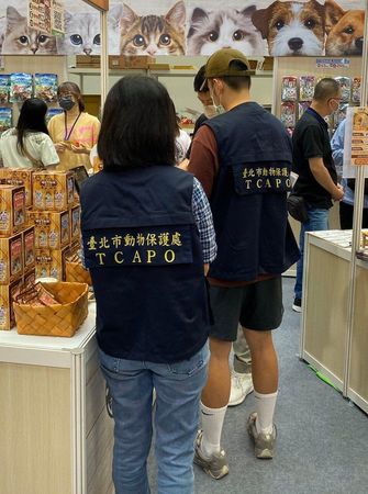 動保處定期派員稽查市售寵物食品標示。（北市動保處提供）