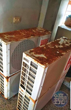 黃金博物館冷氣機慘遭2度掉包，原先堪用的機器被換成嚴重鏽蝕的爛機器，只能申請報廢。圖為遭調包冷氣。（讀者提供）