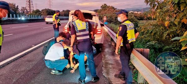 國道警察協助攔截車輛成功後，承辦警方將蘇男從後車廂拖出壓制。（翻攝畫面）