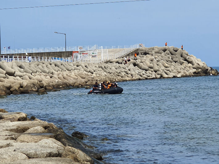 ▲▼南韓海洋警察曾派救難隊等人力搜救落海失蹤的安姓婦女。（圖／東海海洋警察署）
