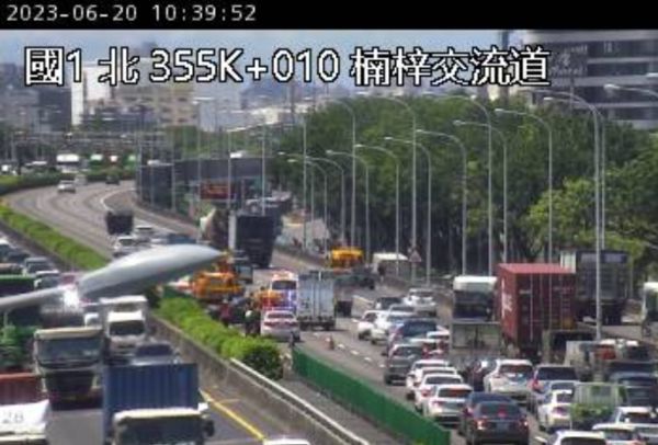 ▲▼             國道1號南下355.4公里處楠梓交流道今(20)日上午10時12分發生車禍。（圖／翻攝自國道監視器）
