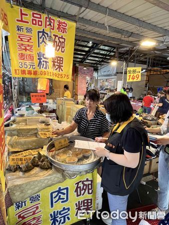 ▲消保官會同經濟發展局、市場處、衛生局及農業局實地走訪保安市場等公有零售市場與南北雜貨店，了解粽子及內餡食材的之價格及供應情形。（圖／記者林悅翻攝，下同）